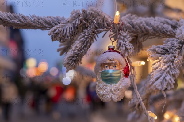 Symbolic picture Christmas in the Corona crisis, Father Christmas figure, Christmas tree