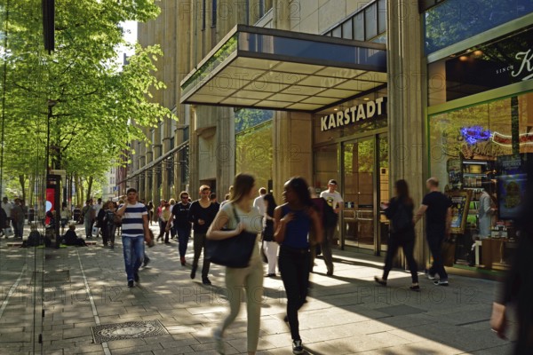 Germany, Hamburg, City, Mönckebergstraße, main shopping street, passers-by in motion, Karstadt