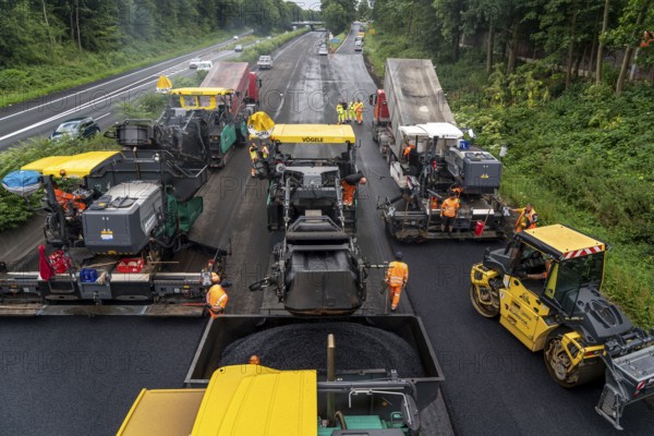 Renewal of the road surface on the A40 motorway between the Kaiserberg junction and Mülheim-Heißen,