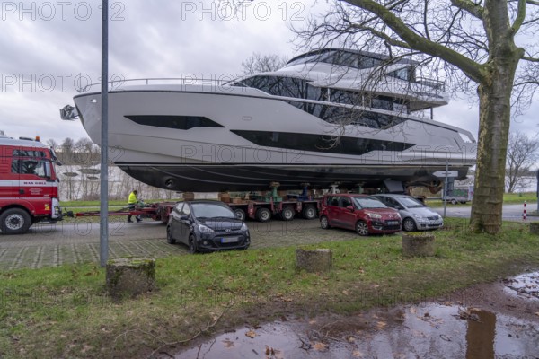 Craning the €6.3 million Sunseeker 88Y motor yacht, weighing 82 tonnes, in preparation for the