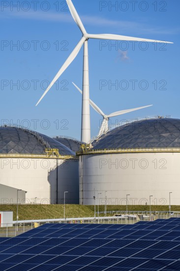 Vopak Solarpark Eemshaven, 19 hectares of solar modules with a capacity of 25 megawatts, around the