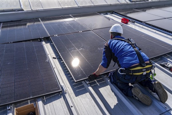 Installation of solar modules on the roof of a commercial enterprise, over 400 photovoltaic modules