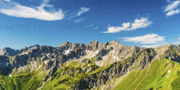 Mountain panorama from Fellhorn, 2038m, to Schüsser, 2259m, Hochgehrenspitze, 2251m and Walser