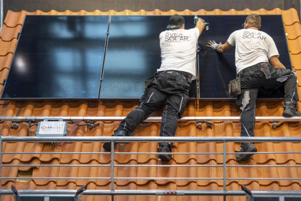 Presentation of the rapid installation of a solar system on a residential house with a pitched