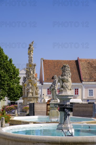 Fountain and Holy Trinity Column, main square, Retz, Weinviertel, Lower Austria, Austria, Europe