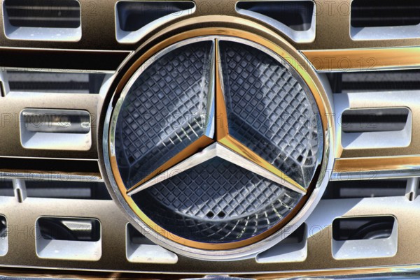 Mercedes emblem, Mercedes star, front mask, Hamburg, Hamburg, Federal Republic of Germany