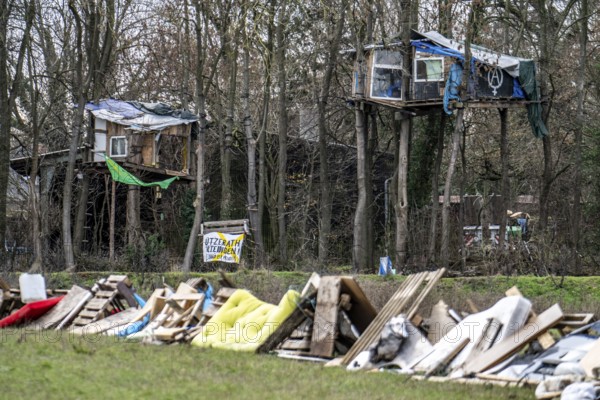 Barricades, obstacles, in the camp of climate activists in the rest of the village of Lützerath,