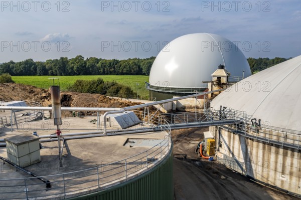 Biogas plant, gas storage, with dome, fermenter tanks for the fermentation process, use of solid
