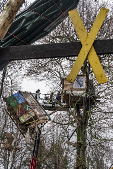 2nd day of the clearing of the hamlet Lützerath, by the police, of tree houses and huts, of climate
