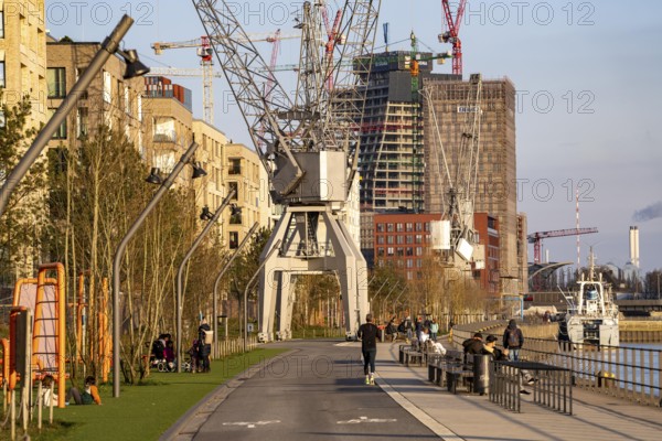 Promenade Kirchenpauerkai, Hafencity Hamburg, new district on the Elbe, on the site of the former