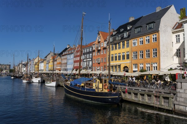 Nyhavn, in the Frederiksstaden district, harbour district with houses over 300 years old, promenade