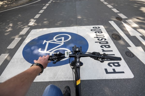 Bicycle road, cyclists have priority over car traffic, new cycle routes through Essen, here in the