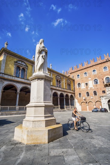 Dante monument in Piazza dei Signori, Verona, Veneto, Italy, Europe