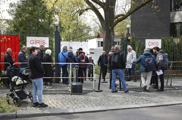 Queue in front of the Turkish Consulate General. Turkish citizens entitled to vote in Germany can