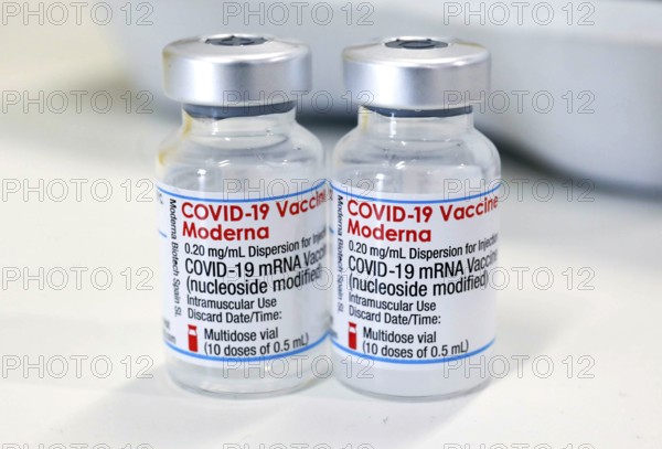 Schoenefeld, 03.12.2021, Ampoules with the active substance Moderna for vaccinations against