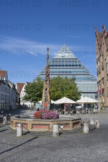 The fish box fountain on the market square, opposite the central library, Ulm, Baden-Württemberg,