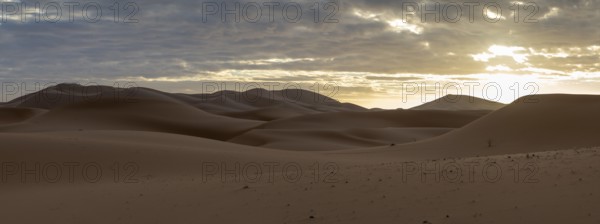 Sunrise in the desert, dunes, Erg Chebbi, Sahara, Merzouga, Morocco, Africa