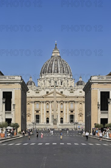 Tourists walking towards the cathedral, St Peter, St Peter's Basilica, Vatican palaces, St Peter's
