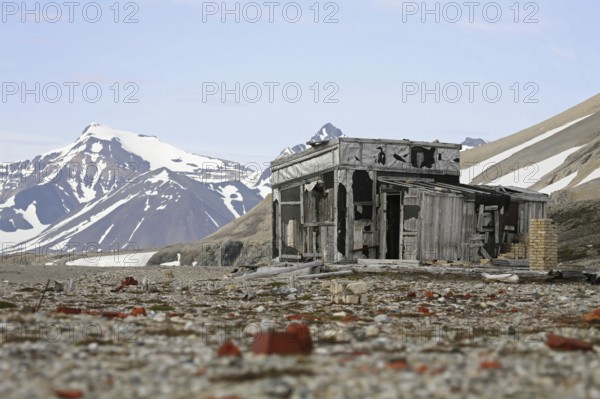 Old wooden hunting cabin in the Hornsund, Svalbard, Spitsbergen, Norway, Europe