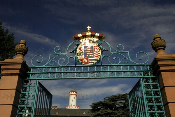 Entrance gate to the castle, coat of arms of the Landgraviate of Hesse-Homburg, keep, Bad Homburg,