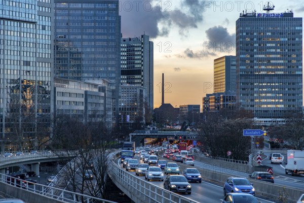 Motorway A40, Ruhrschnellweg, in Essen, junction Essen-Zentrum, city skyline, Ruhrschnellweg