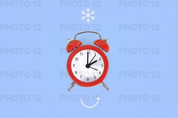 Concept for explaining winter daylight saving time with clock and arrow