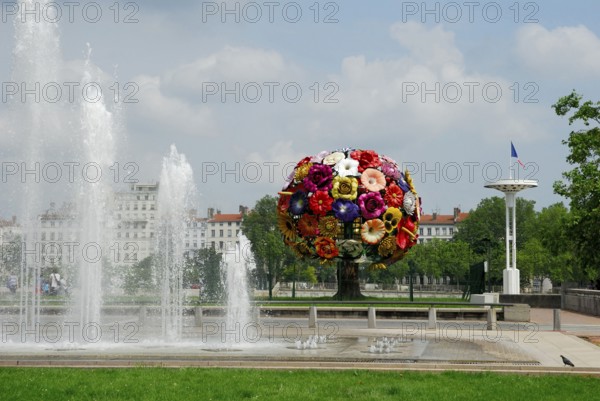 Flower ball, flower sculpture, flower tree, by Choi jeong-hwa, Place Antonin Poncet, Lyon,