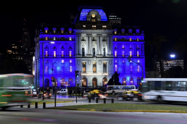 Traffic in front of the Centro Cultural Kirchner, Kirchner Cultural Center, illuminated at night in