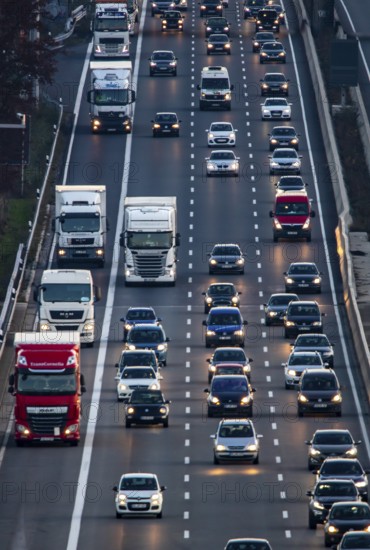 Motorway A3 between Düsseldorf and Leverkusen, near Erkrath, freeing of the hard shoulder during
