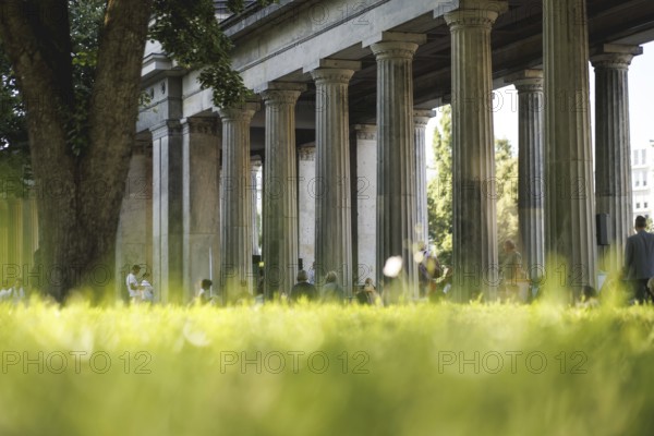 Reading by Ulrike C. Tscharre and live music at the Kolonnaden Bar on Museum Island in Berlin,