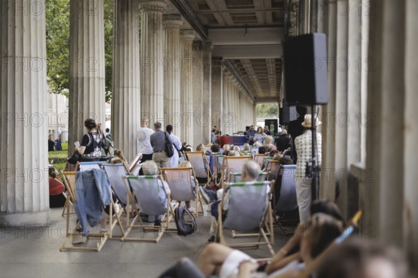 Reading by Ulrike C. Tscharre and live music at the Kolonnaden Bar on Museum Island in Berlin,