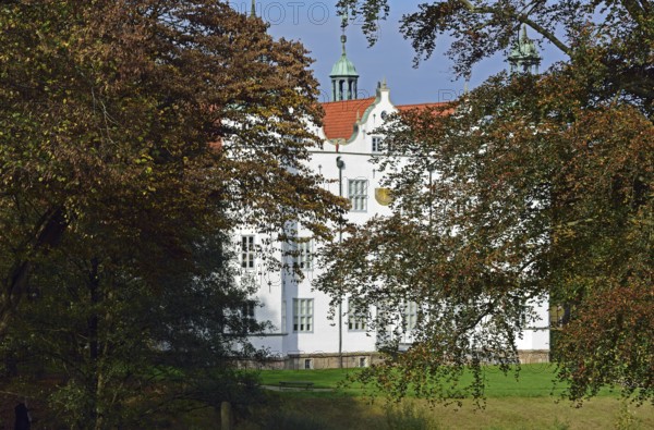 Europe, Germany, Schleswig-Holstein, Ahrensburg, moated castle Ahrensburg, autumn, front facade,