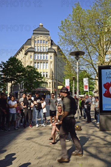 Hamburg, City, Spitalerstraße, Geschäfte, Cafés, Zauberer mit Publikum