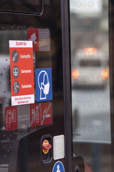Local bus, public transport, during the fourth corona wave, 3G regulation, signs, in Duisburg,