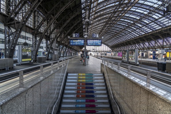 Effects of the coronavirus crisis, empty tracks at the main railway station, Cologne, Germany,