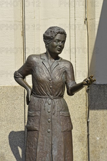 Europe, Germany, Northern Germany, Ohnsorgtheater, popular actress, life-size bronze statue of