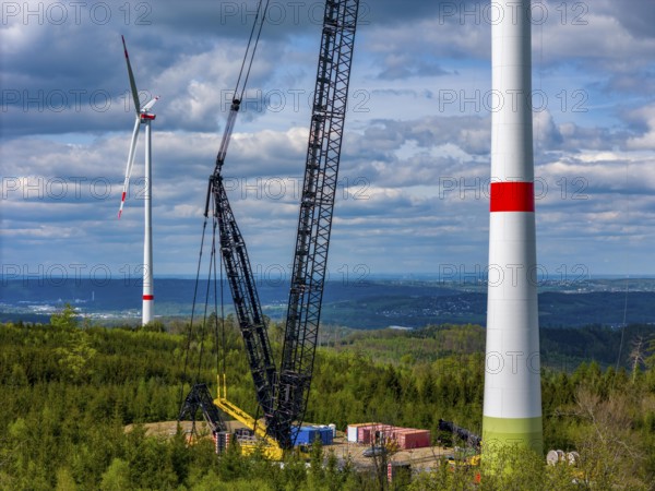 Erection of a wind turbine, wind energy plant, assembly of the ring generator, with a crawler