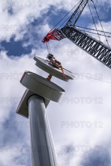 Erection of a wind turbine, wind energy plant, assembly of the ring generator, with a crawler