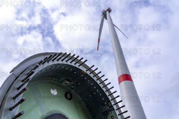 Erection of a wind turbine, wind energy plant, assembly of the third blade, with a crawler lattice