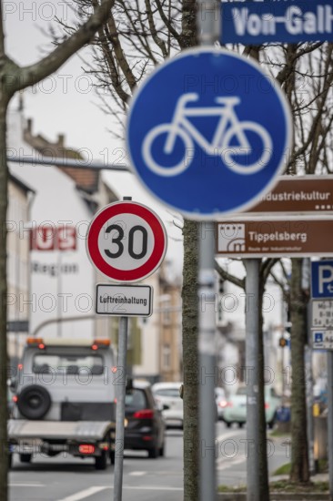 30 km/h zone on Herner Straße in Bochum Riemke to keep the air clean, ban on lorries driving