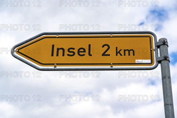 Signpost to the village of Insel, Lüneburg Heath, Lower Saxony, Germany, Europe