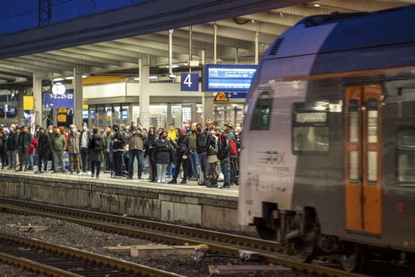 Station, local train, regional express RE11, RRX, to Paderborn, arrives, passengers, Essen, North