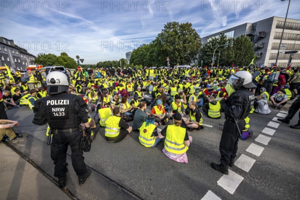 Riots in the run-up to the AFD party conference in Essen, demonstrators occupied a bridge over the