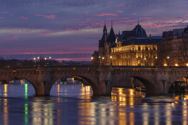 Pont Neuf and La Conciergerie Palace of Justice on the Seine, Ile de la Cite, Ile Saint-Louis,