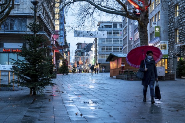 Christmas lockdown in the Corona crisis, empty shopping street, closed shops, hardly any