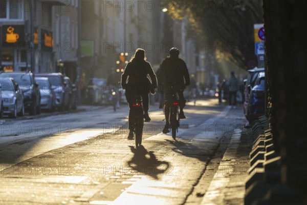 Cyclists in oblique sunlight in November, poor visibility, danger of glare, cycle lane, cyclists