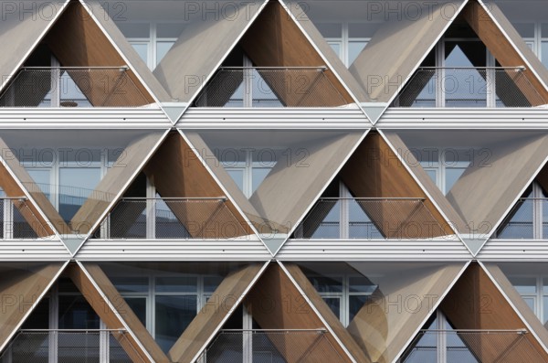 Façade with honeycomb structure, office building The Cradle by HPP Architekten, innovative timber