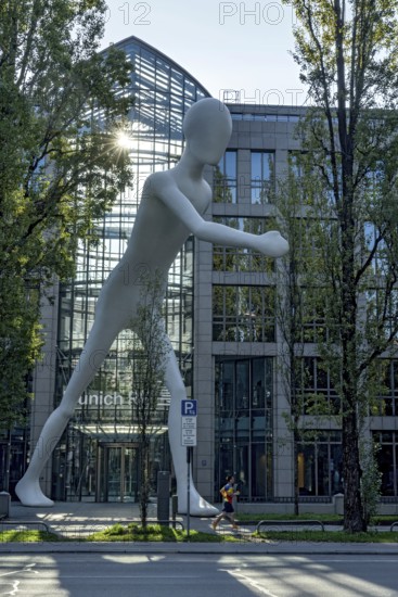 Walking Man, monumental sculpture by Jonathan Borofsky made of steel and plastic, pedestrian,