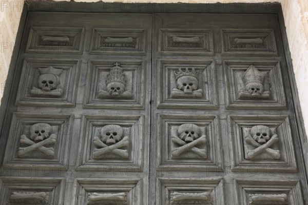 Chiesa del Purgatorio, Church of Purgatory, portal with skulls, Matera, Basilicata, Italy, Europe