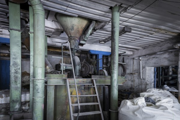 Schindler's blue colour factory is located directly on the Zwickauer Mulde river and belongs to the